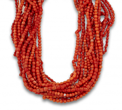 Lote de 15 collares de coral mediterráneo entre 2 y 4 mm de