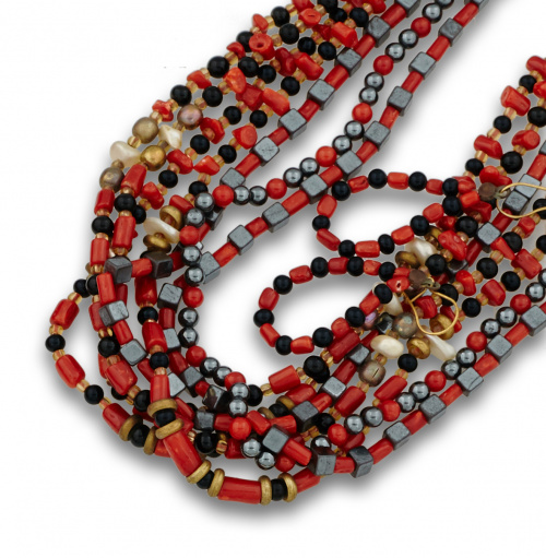 Lote de 7 collares y unos pendientes de coral combinado con