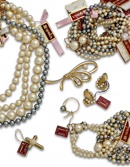 Lote de veintidos pendientes,tres broches y tres anillos de