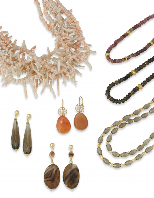 Seis collares de coral blanco en rama.