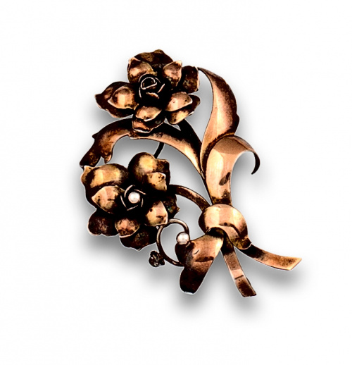 Broche floral catalán c 1920 en plata con vistas doradas.