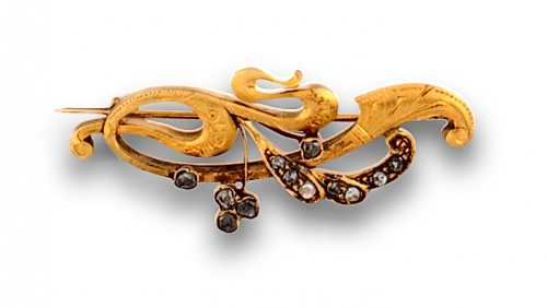 Broche Art Nouveau con ramas de oro mate y diamantes .