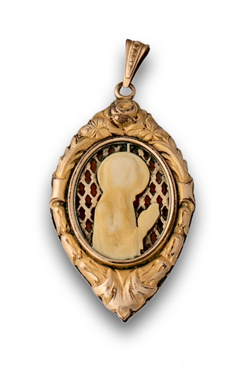Medalla colgante Art Noveau con Virgen de hueso sobre celos