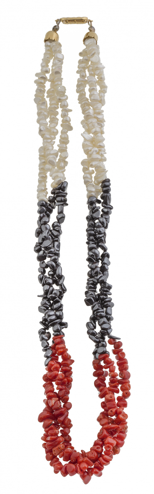 Dos collares de coral y perlas y hematites cobinados.