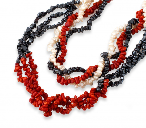 Dos collares de coral y perlas y hematites cobinados.