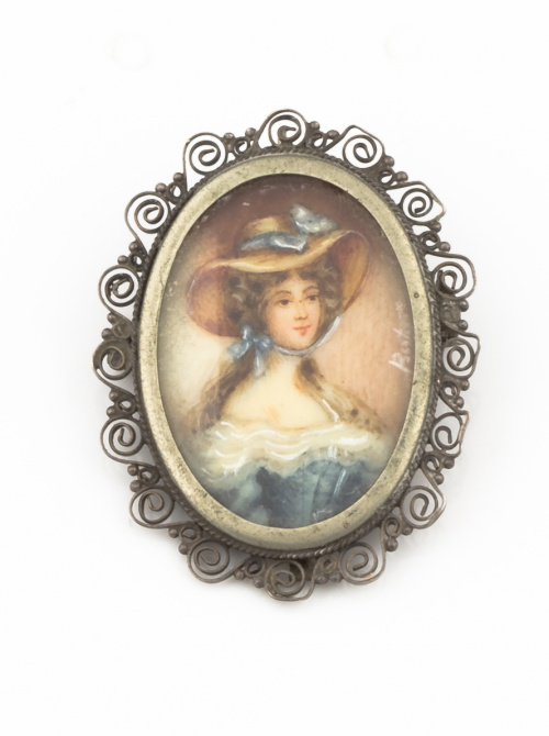 Broche colgante con retrado de dama pintado en marco de pla