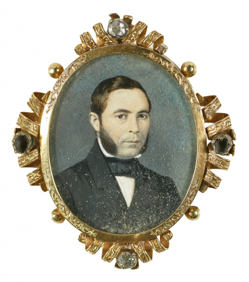 Broche S. XIX con marco ovalado adornado por espirales de o