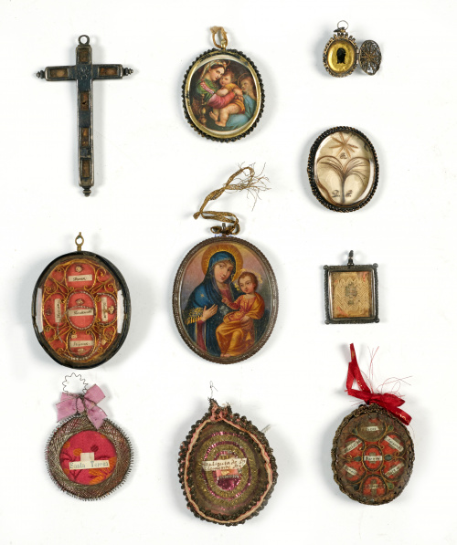 Relicario con diferentes santos, decoración bordada en el i