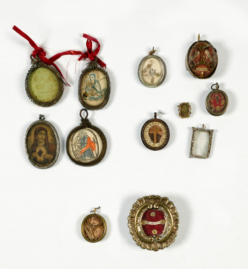 Medallas devocionales de: Santa Catalina y Cristo entroniza