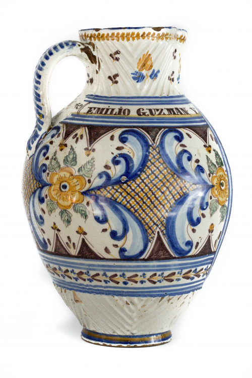 Jarro de cerámica esmaltada en azul, manganeso y ocre, con 