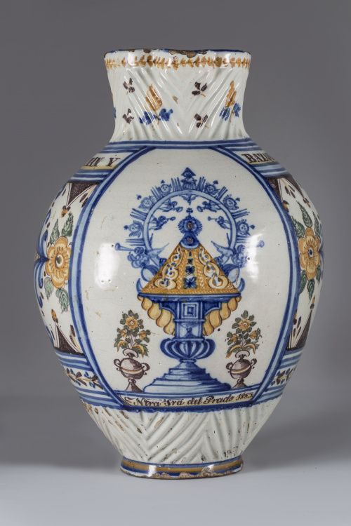 Jarro de cerámica esmaltada en azul, manganeso y ocre, con 