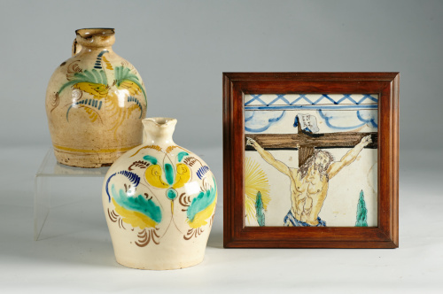 Jarro en loza esmaltada con decoración de flores y hojas.P