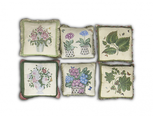 Almohadón de seda pintada, con una maceta con flores.