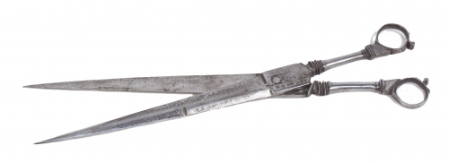 Tijeras de hierro con decoración grabada de flores y un páj