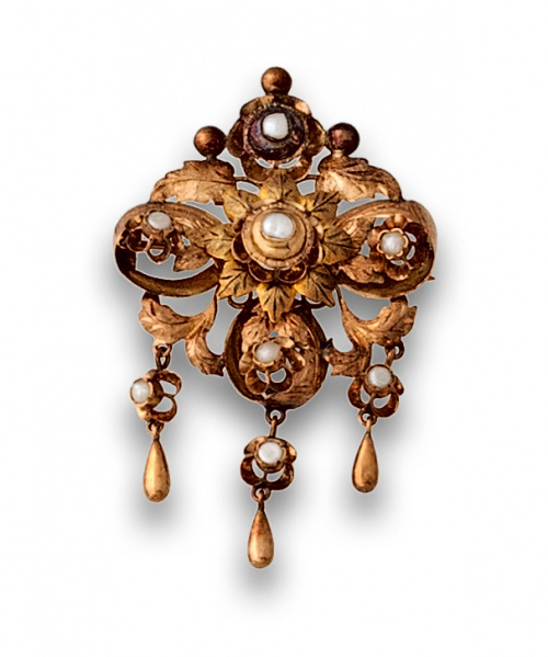 Broche floral isabelino en oro de 18K con perlas de aljófar.