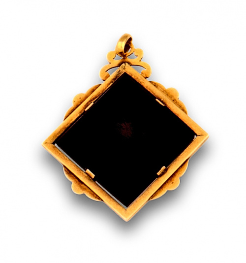 Colgante romboidal pps s XX con  intaglio en ágata de cabal