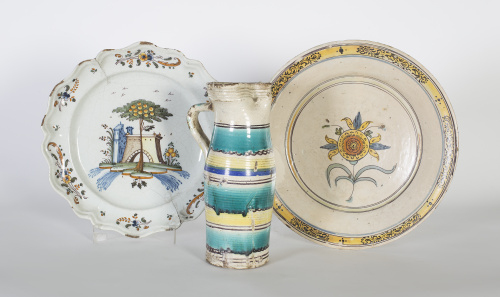 Jarro de cerámica esmaltada en verde, amarillo, azul y mang