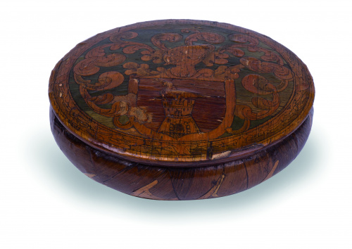 Caja circular de  madera y paja, con un blasón de caballero