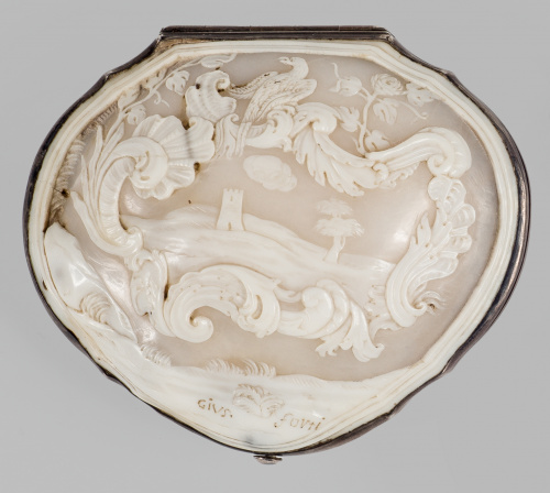 Monedero en concha tallada y montada en plata.Reino de las