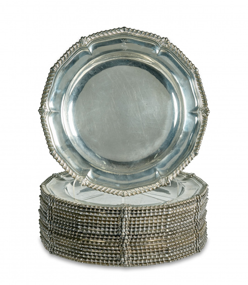 Juego de 18 platos Jorge IV en plata inglesa punzonada.Pau