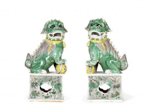 Pareja de leones Foo en porcelana esmaltada.China, dinastí