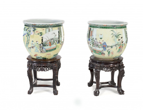 Pareja de peceras en porcelana con fondo amarillo sobre bas