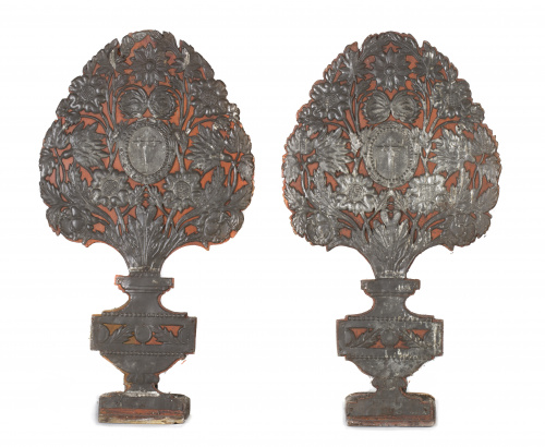 Par de exvotos, Carlos IV de latón, con forma de jarrón y l