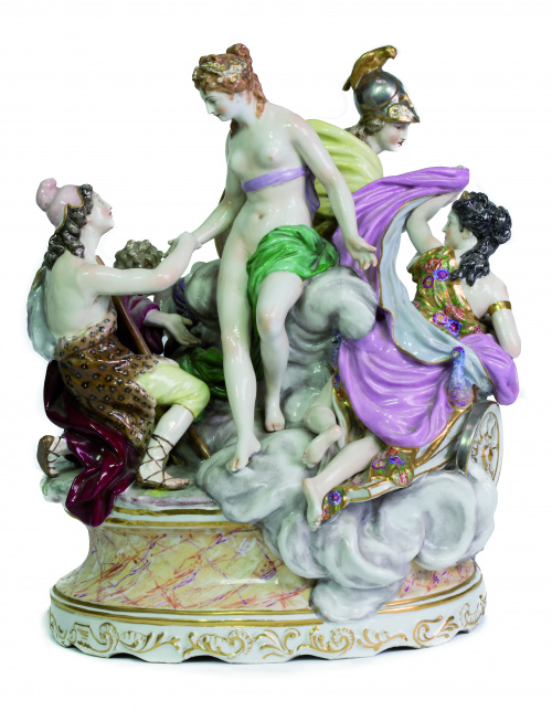 Grupo escultórico de porcelana esmaltada con escena mitológ