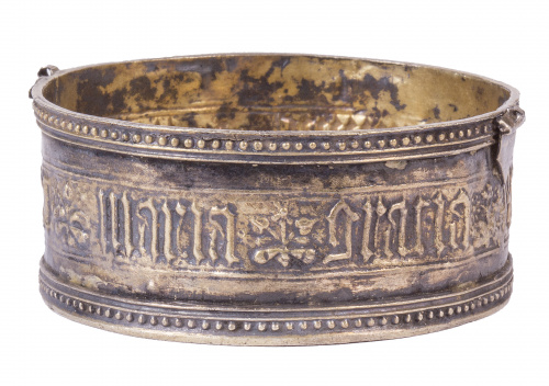 Píxide gótico sin tapa de plata y plata dorada. Con marcas.