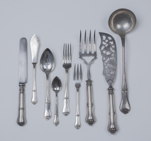 Cubertería de plata en su color con decoración de nudo mari
