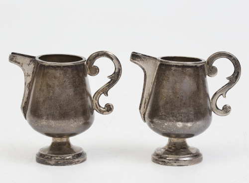 Pareja de vinajeras de plata en su color, asas en "s". Con 