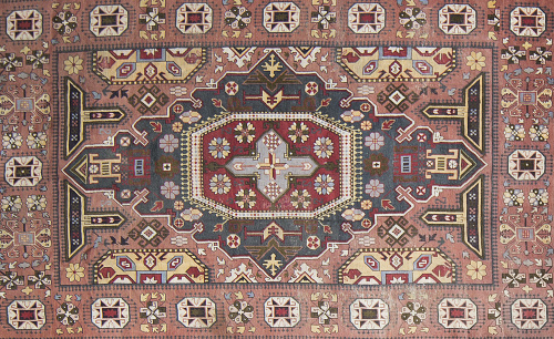 Alfombra turca con decoración geométrica, de campo rosa y c
