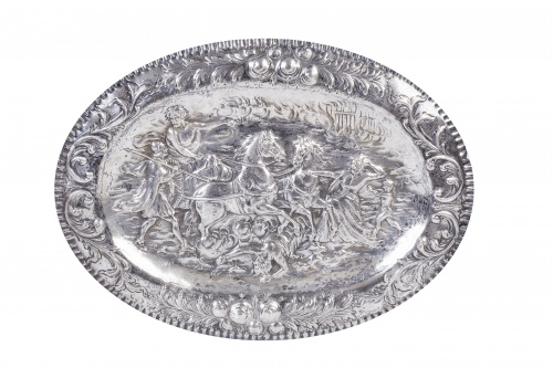 Bandeja oval decorativa en plata repujada con escena de cua