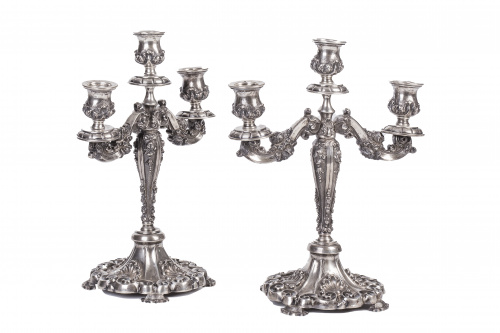 Pareja de candelabros de plata en su color, de tres brazos 