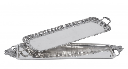 Dos bandejas de plata:  una de Montejo decorada con abellan