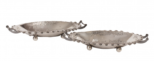 Pareja de bandejitas de plata de decoración repujada con ro