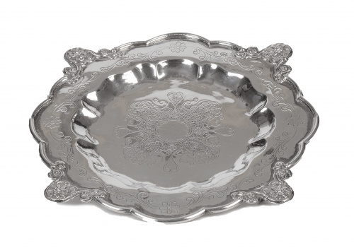Bandeja de plata de decoración grabada y flores en las esqu
