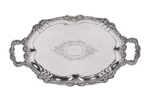 Fuente de plata con hojas grabadas y flores en las esquinas