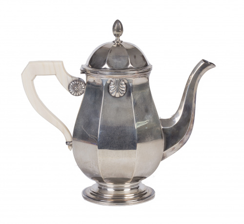 Cafetera de plata con mango de marfil.Francia, ffs. del S