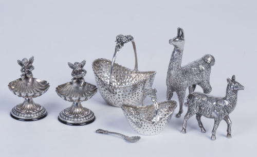 Lote de siete piezas de plata, dos llamas, dos saleros rema