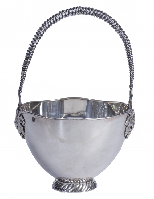 Cestita decorativa de plata, con asa rematada por pámpanos 