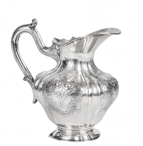 Jarra para agua de decoración repujada de flores, S. XX