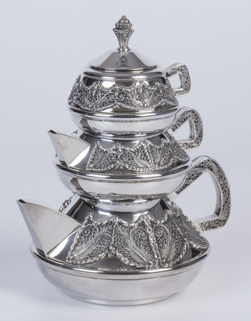 Tres teteras de plata con aplicación de filigrana e interio