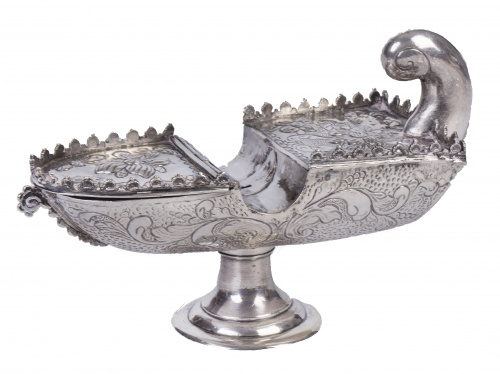 Naveta en plata con flores repujadas, trabajo español, S. X