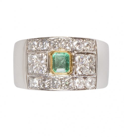 Sortija ancha de platino con esmeralda central rodeada por 