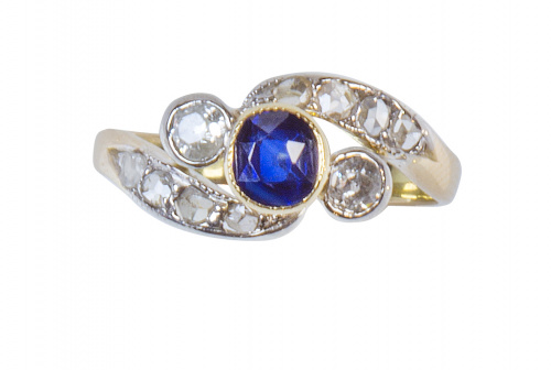 Sortija de pp. S. XX de diseño asimétrico con zafiro centra