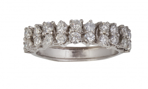 Sortija con dos líneas de parejas de brillantes en montura 