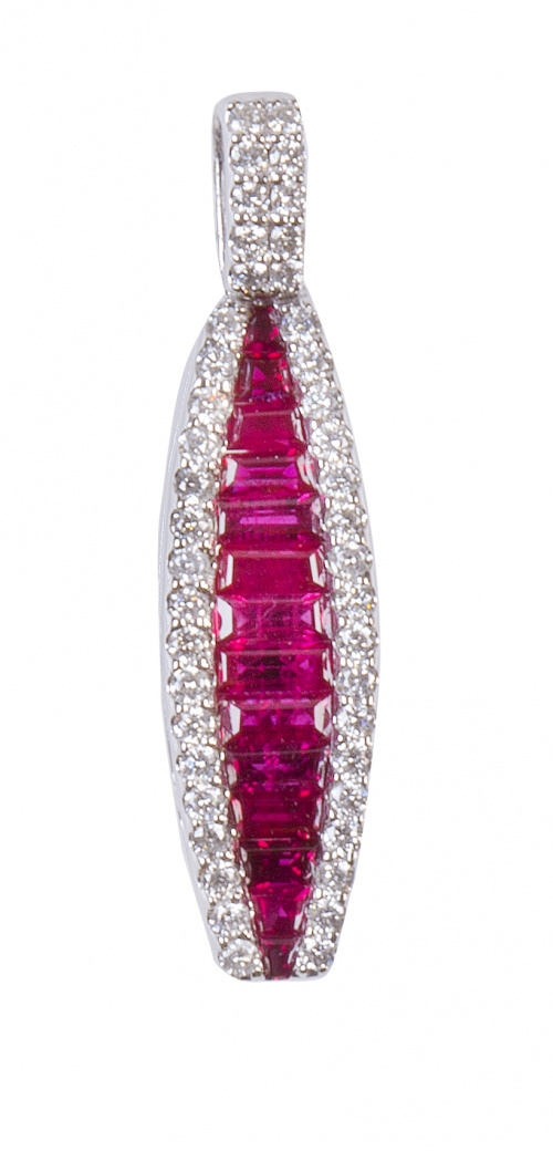 Colgante con bandas de rubíes talla baguette de tamaño crec