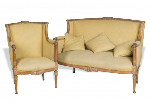 Tresillo y dos sillas de madera tallada de estilo Luis XVI.