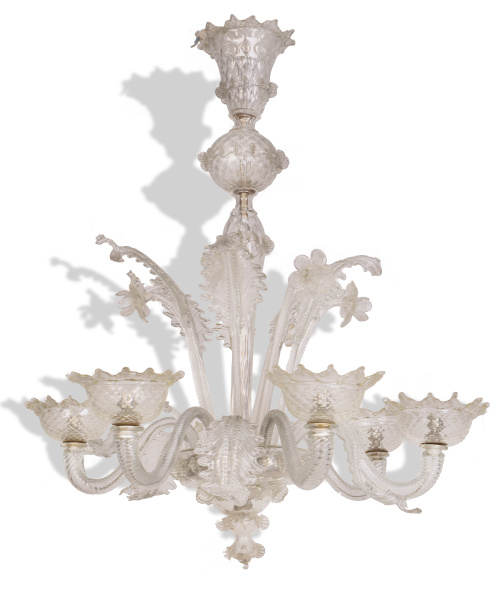 Lámpara de cristal transparente, brazos con forma de hojas.